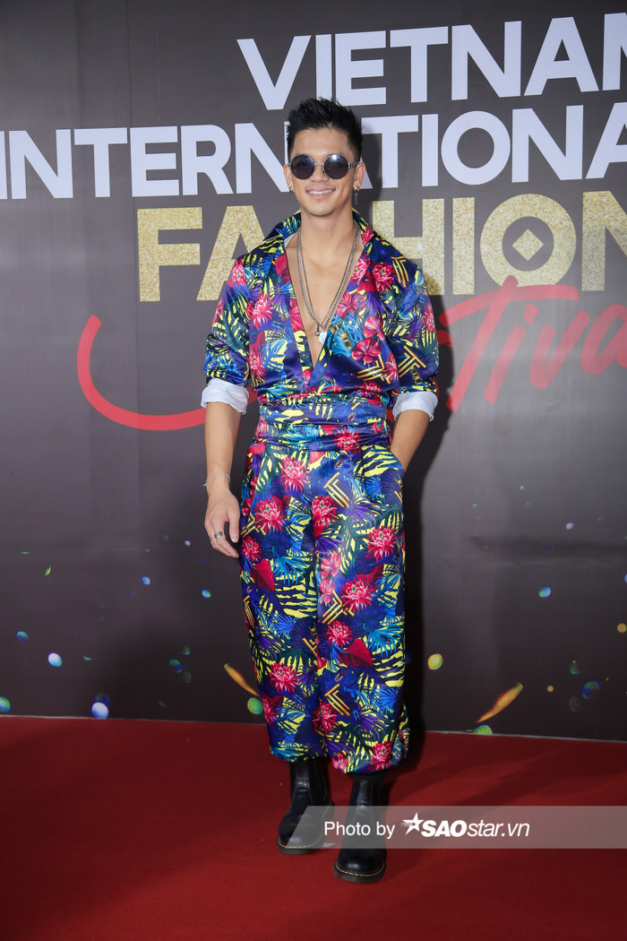 Ca sĩ Trọng Hiếu bảnh bao cùng bộ cánh màu sắc, cực kỳ rực rỡ. 