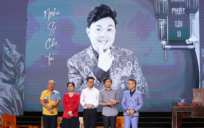 Hoài Linh tiều tụy đi diễn trở lại, nghẹn ngào trên sân khấu tưởng niệm Chí Tài Ảnh 2