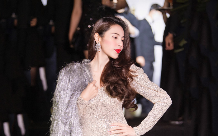 Thủy Tiên gợi cảm hơn bao giờ hết với váy sequin siêu ngắn, khoe cặp giò 'cực phẩm' Ảnh 2