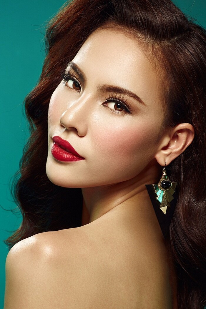 10. Lệ Quyên từng là Siêu Mẫu Tài Năng 2013, Giải Vàng Ngôi Sao Người Mẫu 2014. Cô gái sinh năm 1993 quyết định làm mới bản thân khi tham gia Hoa khôi Áo dài 2014 và nắm quyền đại diện Việt Nam tại Miss Grand International 2015.