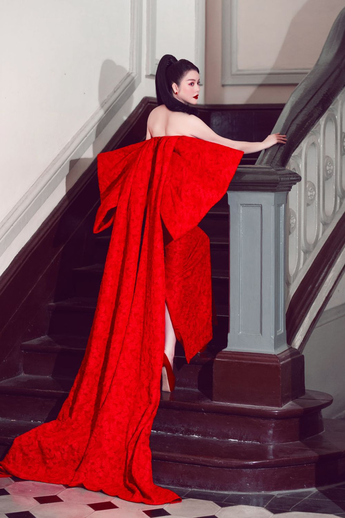 Nữ hoàng thảm đỏ quyền lực nhất Vbiz - Lý Nhã Kỳ đã có màn tái xuất ấn tượng trong thiết kế đỏ rực khoe bờ vai õn nà, quyến rũ. Chi tiết nơ khổng lồ là điểm nhấn thú vị mang lại sự sang trọng quý phái nhưng không hề gây cảm giác nặng nề cho người mặc lẫn người nhìn. 