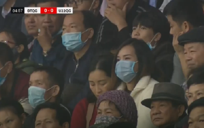 Tái xuất sau đám cưới cổ tích, Viên Minh giản dị đi cổ vũ Công Phượng Ảnh 2