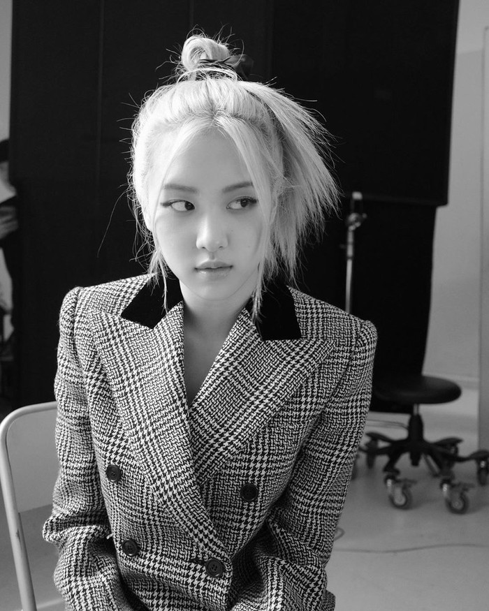 Rosé trong set chụp cho tạp chí Elle USA khoác trên mình blazer của Saint Laurent  vô cùng thanh lịch 