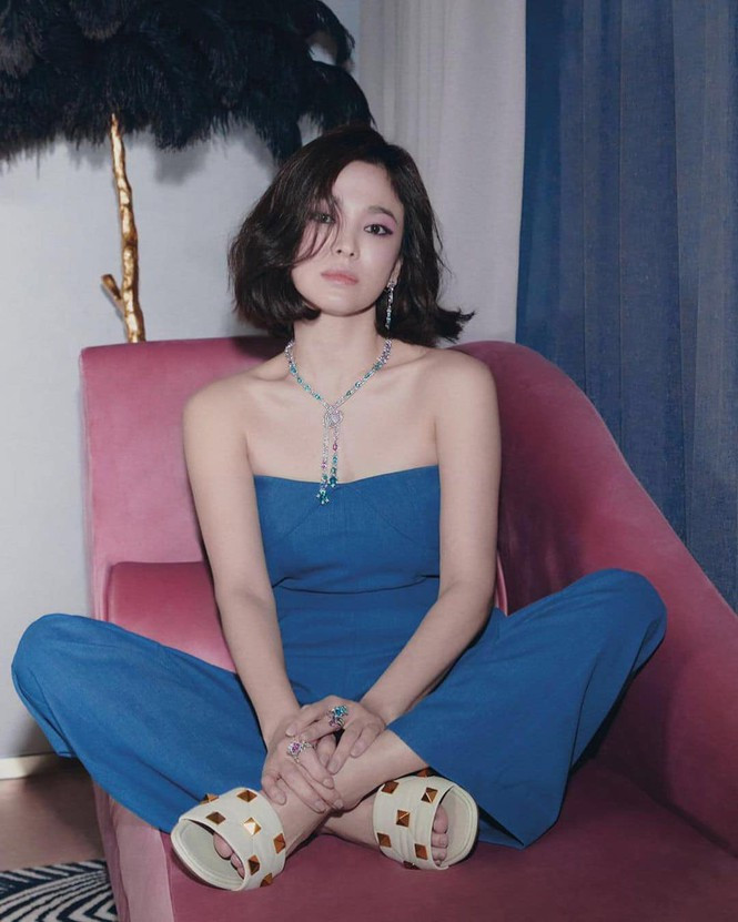 Song Hye Kyo trong bộ jumpsuit màu xanh suôn dài khi chụp ảnh cho tạp chí W Korea số tháng 1/2021