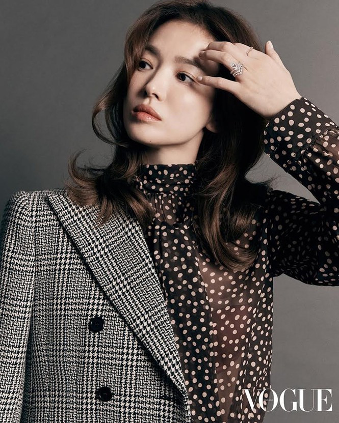 Đàn chị Song Hye Kyo cũng diện kiểu áo tương tự gà nhà YG khi chụp cho Vogue Hong Kong tháng 12 