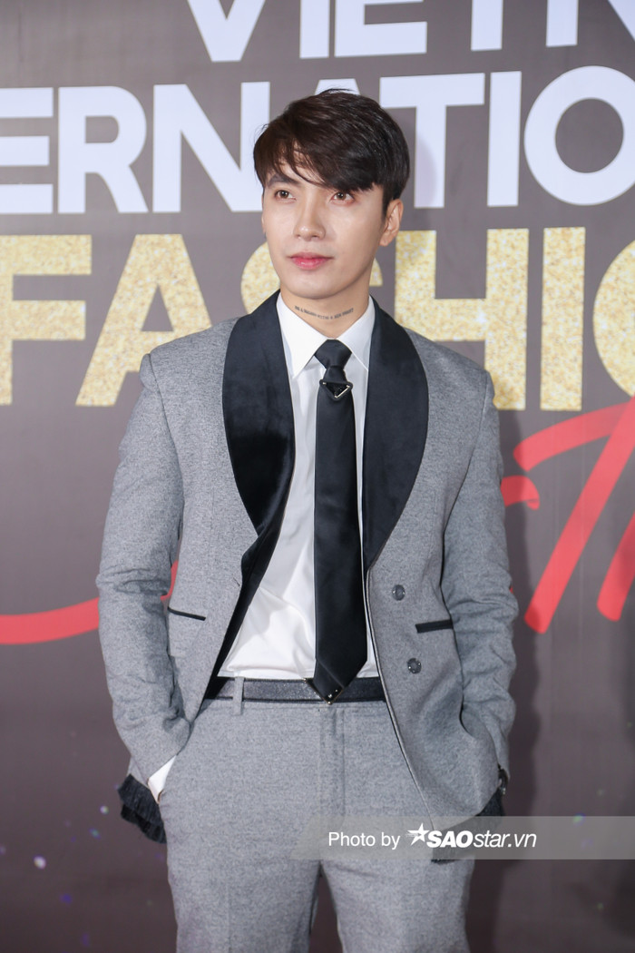 Stylist Kye Nguyễn vô cùng bảnh bao. 