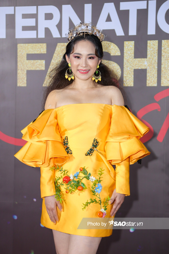 Lương Bích Hữu đội vương miện trên thảm đỏ.