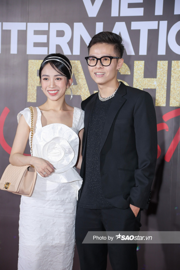 Những bộ cánh, túi xách tuy nhìn đơn giản nhưng giá trị của từng món chẳng hề nhỏ. 