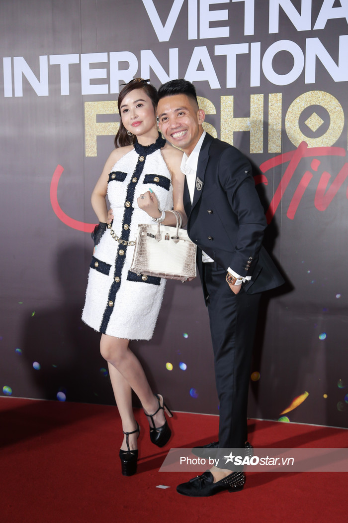 Đại gia Minh Nhựa cùng vợ ăn diện sành điệu đi xem thời trang. 