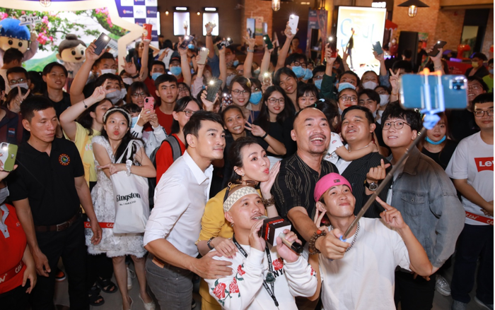 Cinetour 'Chị Mười Ba 2' vỡ trận vì cảnh hôn nồng nhiệt của Tiến Luật - Thu Trang Ảnh 2