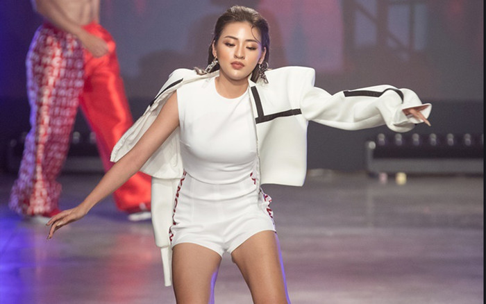 'Hotgirl trứng rán' chia sẻ về sự cố ngã trên sàn catwalk: 'Đến giờ mình vẫn cảm thấy hoang mang' Ảnh 2