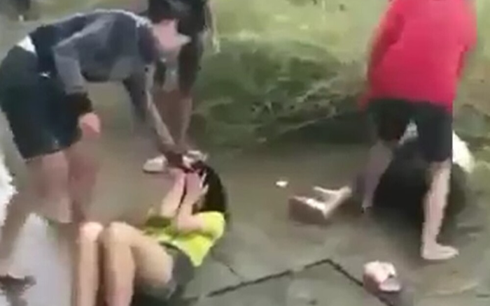 Vụ hai nữ sinh THCS ở Đồng Nai bị chặn đánh dã man giữa đường: Vì 'nhìn đểu' và chạy xe nẹt pô Ảnh 2