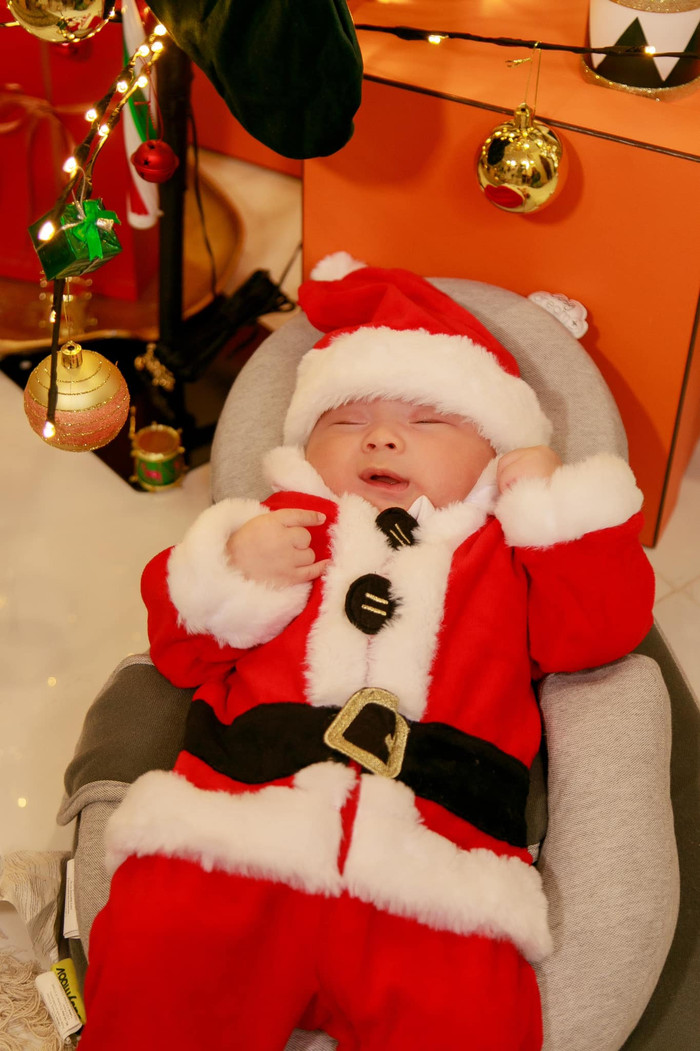 Con trai chào đời, hạnh phúc hôn nhân của Thúy Vân - Nhật Vũ càng được fan trầm trồ ngưỡng mộ.