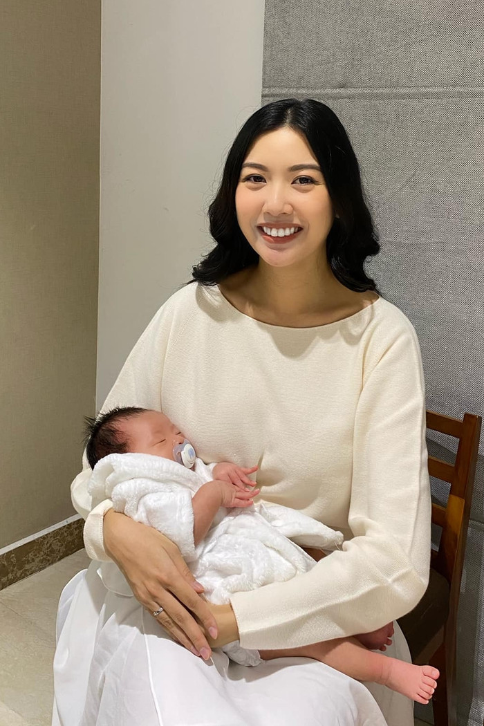 Trong những bức ảnh Thúy Vân chia sẻ, bàn tay xòe 'điệu đà' của Nhật Tôn khiến fan 'phát sốt'.