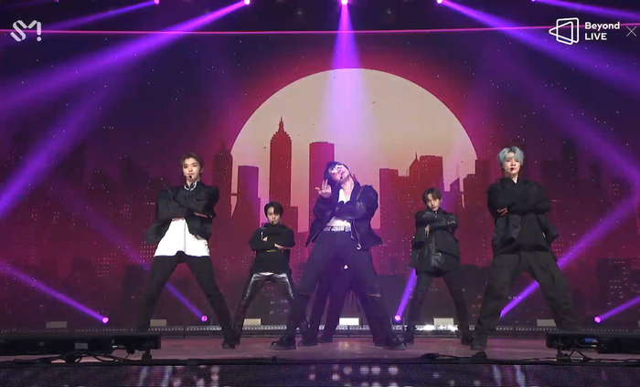 Sân khấu 90’s Love.