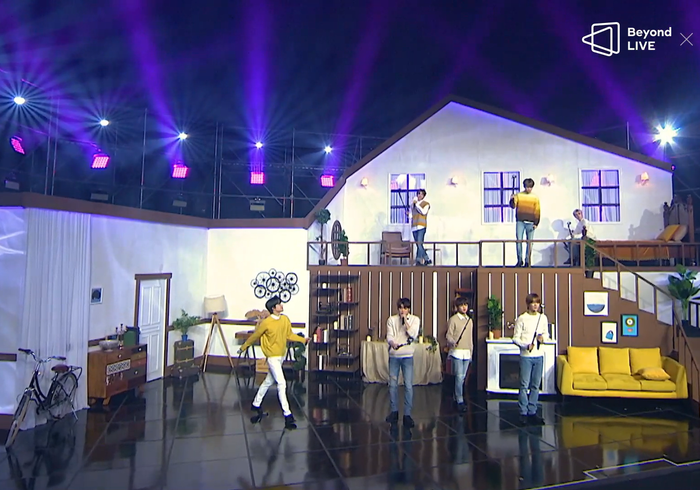 Sân khấu All About You.