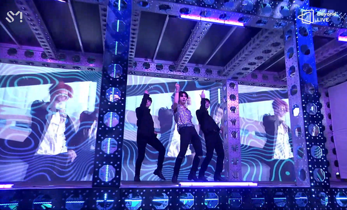 Sân khấu Baby Don’t Stop, chỉ một mình TEN thể hiện cùng hai vũ công.