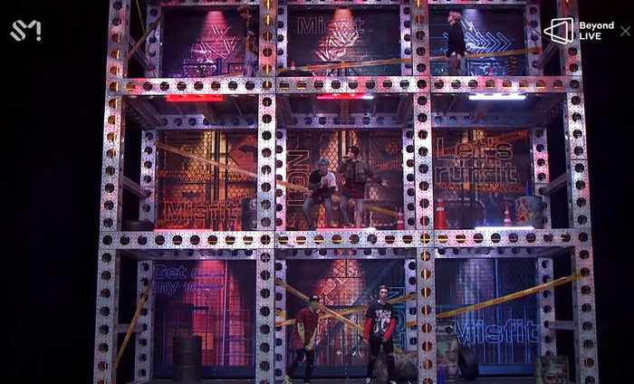 Các thành viên NCT cực chất trong stage Misfit.