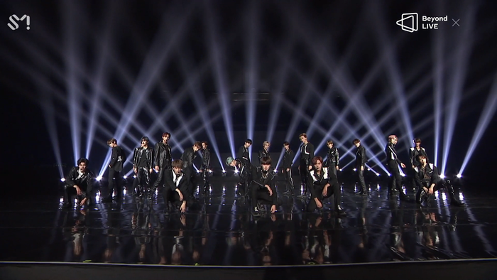 Tất nhiên không thể thiếu màn trình diễn bài hát của ca khúc chủ đề album gần đây nhất - RESONANCE.