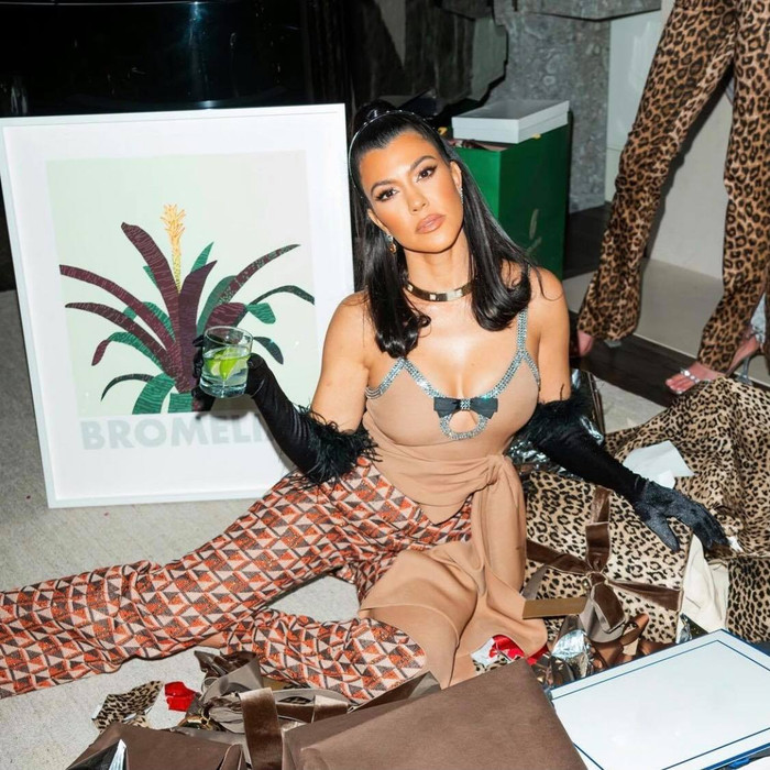 Trong khi cô chị cả Kourtney thì chơi cây đồ màu be điểm xuyến găng tay đen sang chảnh 