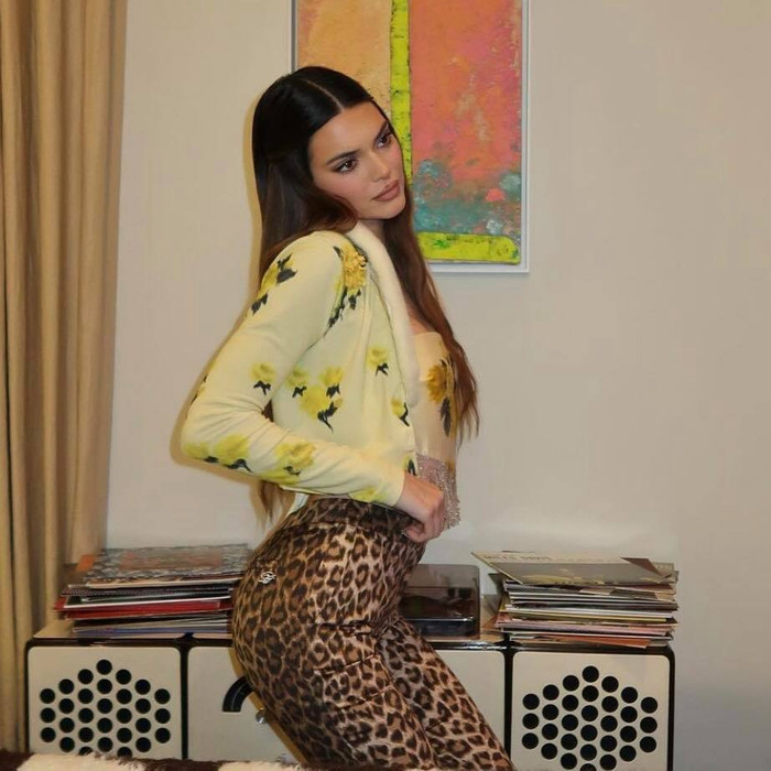 Nàng siêu mẫu triệu đô không quên khoe khéo vòng 3 đẫy đà của mình 