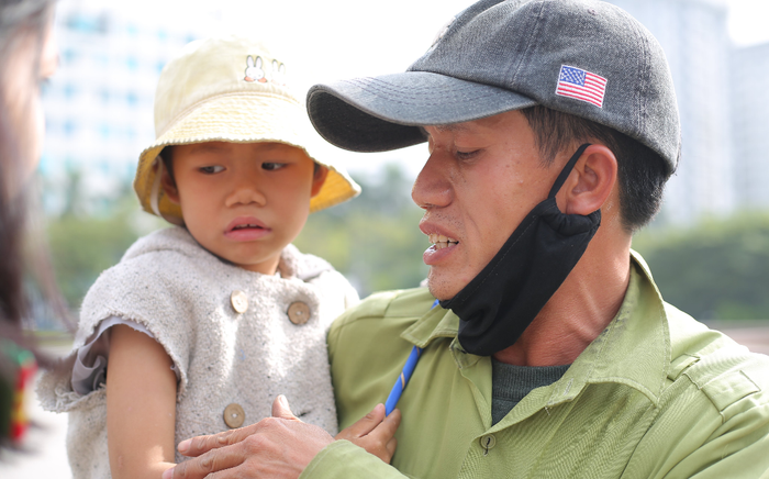 Gia cảnh bần hàn của người cha đưa con gái nhỏ 4 tuổi gãy tay mưu sinh trên vỉa hè Hà Nội Ảnh 2