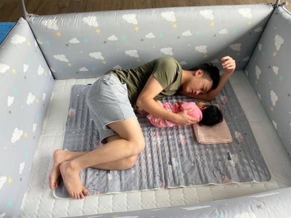 Dù mới chỉ sinh con 4 tháng nhưng Đàm Thu Trang đã bị cho “ra rìa” vì ông xã quá mê con