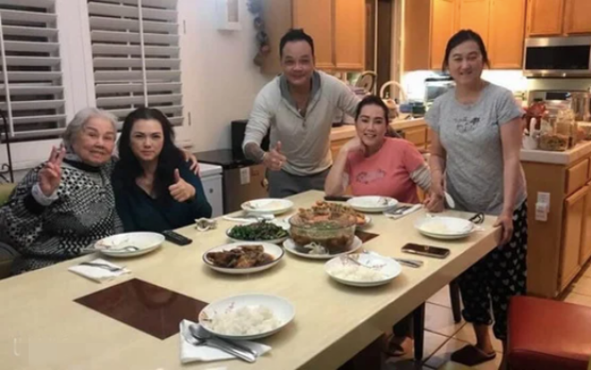 Bà xã Phương Loan xuất hiện sau đám tang cố nghệ sĩ Chí Tài và làm điều đặc biệt này Ảnh 2