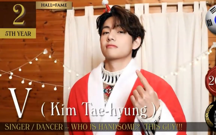V (BTS) tỏa sáng dịp cuối năm: Nghệ sĩ của năm và gương mặt đẹp trai nhì thế giới Ảnh 2