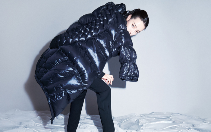 Địch Lệ Nhiệt Ba chụp ảnh cho tạp chí cũng được fan cuồng ví như viên châu báu sáng chói Ảnh 2