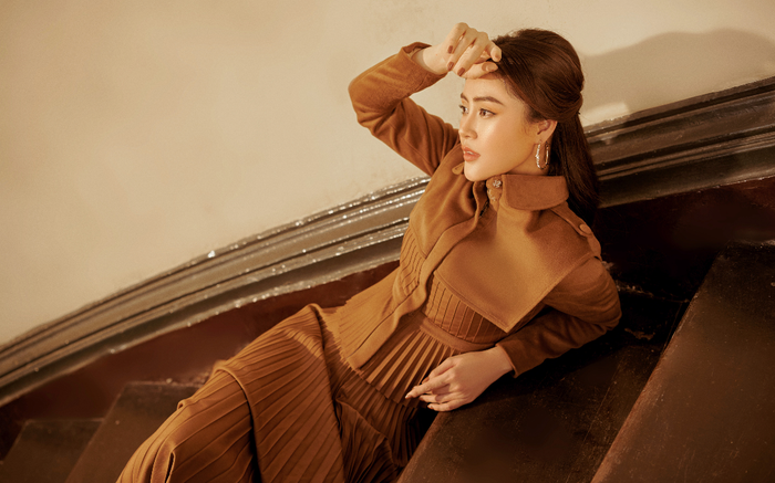 Lý Kim Thảo hóa quý cô mùa đông với tông màu trầm cổ điển đầy thanh lịch Ảnh 2