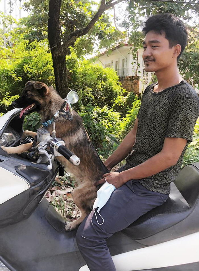 Ki Ki lên xe về nhà cùng anh chủ.