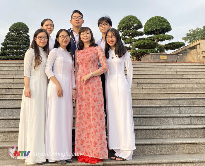 Đội tuyển học sinh giỏi Quốc Gia môn Tiếng Anh năm học 2018-2019 dành 2 giải Nhất chụp ảnh cùng cô Nguyễn Thị Hoàng Lân - giáo viên chủ nhiệm. Ảnh: Truyền hình Nghệ An