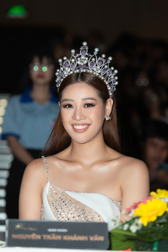 Khánh Vân diện váy dạ hội khoe chân quyến rũ, trao vương miện Hoa khôi, sải bước đẹp như 'Final walk' Ảnh 5
