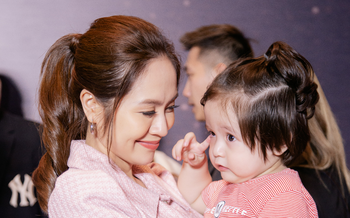 'Thiên thần lai' nhà Thanh Thúy – Đức Thịnh chiếm trọn spotlight tại thảm đỏ Ảnh 2