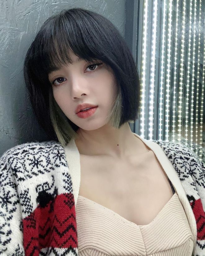 Đến nay kiểu nhuộm tóc gáy mang thương hiệu Lisa vẫn chưa có dấu hiệu lỗi mốt