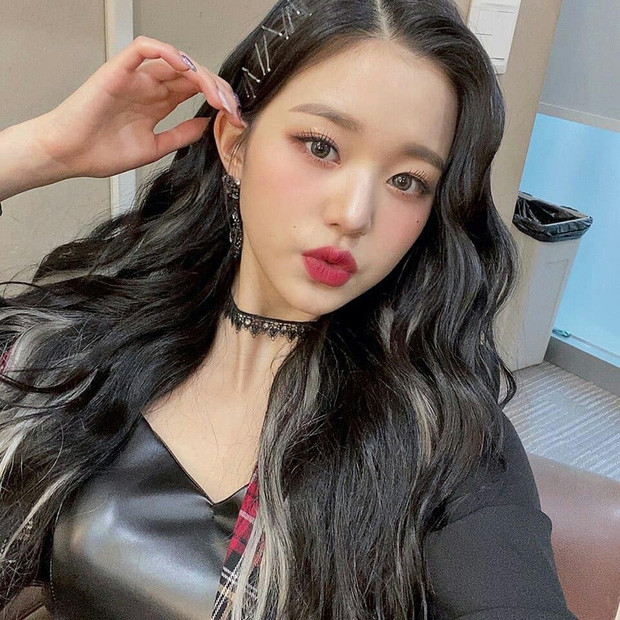 Mái tóc đen láy của Jang WonYoung (IZ*ONE) hẳn sẽ không có gì đặc biệt nếu thiếu đi những sợi tóc nhuộm highlight màu xám khói
