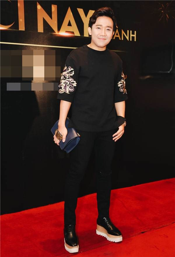 Giày đế độn đi cùng áo với tay họa tiết màu sắc làm giảm đi sự nam tính của anh.