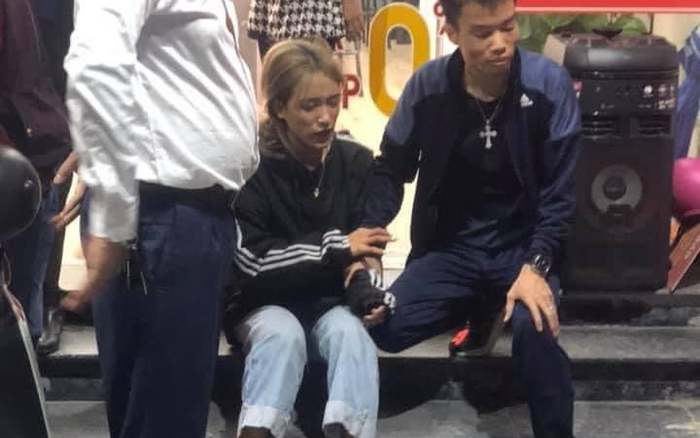 Cô gái trẻ xông vào cửa hàng điện thoại cướp túi xách và cái kết không thể ngờ Ảnh 2