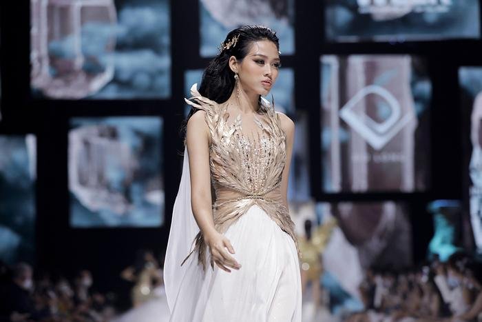 Hoa hậu Đỗ Thị Hà catwalk: khi bị 'át vía', lúc thần thái hơn người Ảnh 7