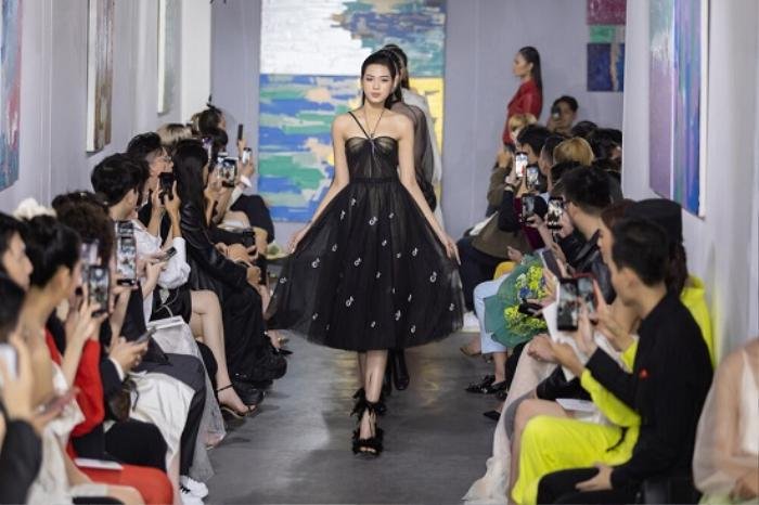 Hoa hậu Đỗ Thị Hà catwalk: khi bị 'át vía', lúc thần thái hơn người Ảnh 11