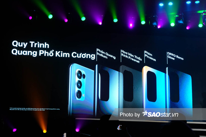 Về ngoại hình, OPPO Reno5 sở hữu thiết kế trẻ trung, đi kèm hai tuỳ chọn màu sắc là bạc và đen. Trong đó, phiên bản Bạc mang đến hiệu ứng có thể biến đổi thành nhiều màu sắc, từ các góc nhìn hoặc các nguồn sáng khác nhau, nhờ vào quy trình gia công mặt lưng mới.