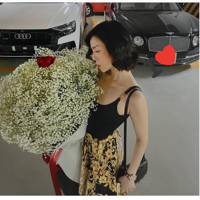 Lệ Quyên với hình ảnh mới nhất, e ấp bên bó hoa tươi rói