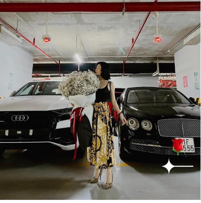 Cô diện một kiểu váy suông với họa tiết vương giả của Versace tạo dáng cùng với bó hoa mà mình được tặng