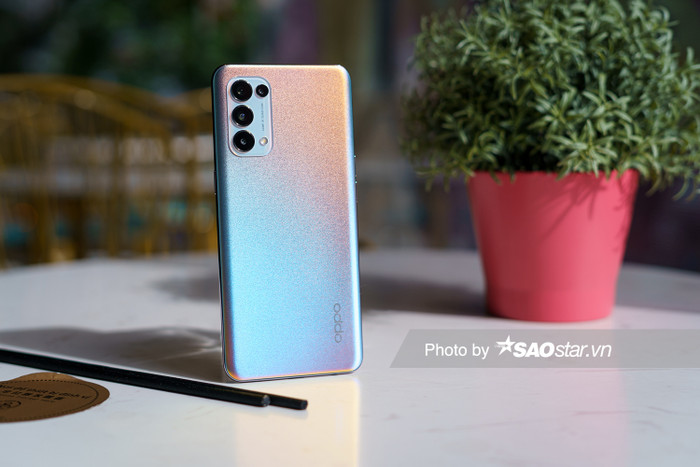 OPPO Reno5 sẽ lên kệ ở Việt Nam với hai phiên bản bạc và đen.