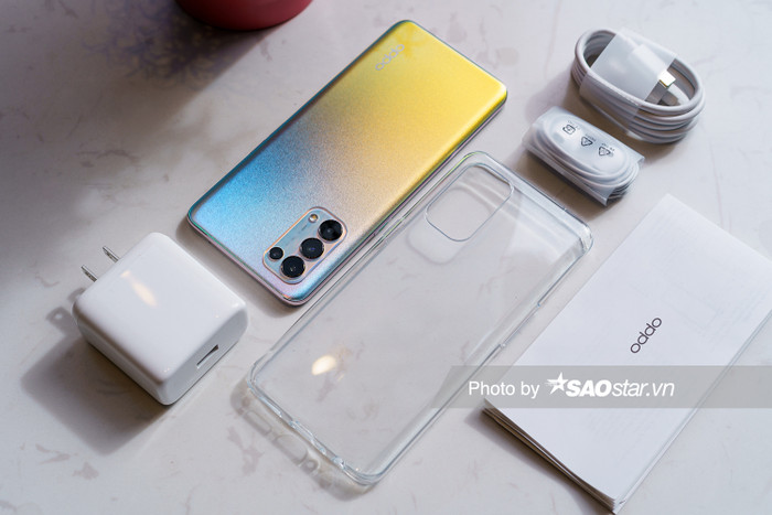 Ở bên trong hộp máy, bên cạnh thân máy, người dùng sẽ có thêm cục sạc, cáp sạc, tai nghe và sách hướng dẫn sử dụng. Nhà sản xuất còn ưu ái tặng thêm một chiếc ốp lưng trong suốt. Hiện nay, nhiều nhà sản xuất đã bắt đầu tính đến chuyện bỏ cục sạc khỏi hộp máy.