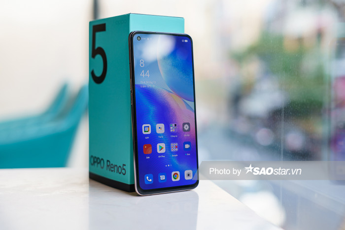 OPPO Reno5 có màn hình AMOLED kích thước 6,43 inch kèm độ phân giải (2,400 x 1,080 pixel). Màn hình của máy được thiết kế với phần viền siêu mỏng kèm camera trước được bố trí ở một “nốt” nhỏ nằm ở góc trên bên trái màn hình để tối ưu không gian hiển thị. Bằng cách này, OPPO Reno5 có diện tích màn hình trên mặt trước đến trên 85%. Đáng chú ý, màn hình của điện thoại có tốc độ làm tươi 90Hz.