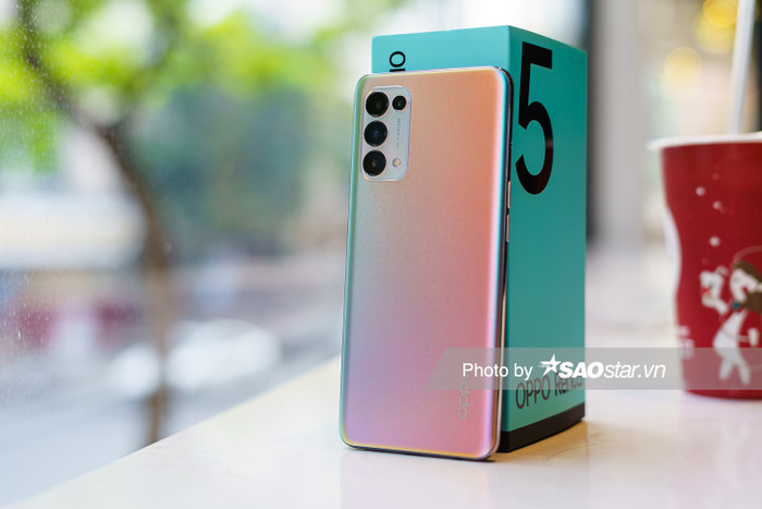OPPO Reno5 có khung viền cấu thành từ nhôm. Mặt lưng của máy làm từ nhựa song nhà sản xuất khá khéo léo tạo ra các hiệu ứng sáng bóng tạo cảm giác của chất liệu kính. Mặt lưng cũng được thiết kế cong vát về hai bên sườn máy để giảm cảm giác cấn tay cho người dùng.