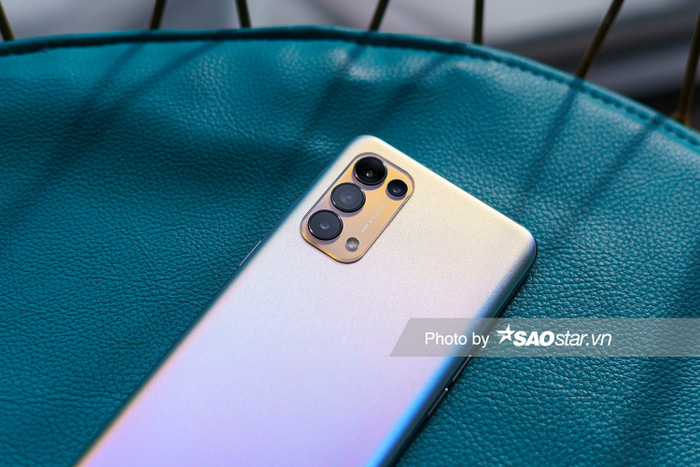 OPPO Reno5 có cụm bốn camera sau với thông số lần lượt là camera chính 64 MP, camera góc rộng 8 MP, camera tele 2 MP và camera đo độ sâu 2MP.