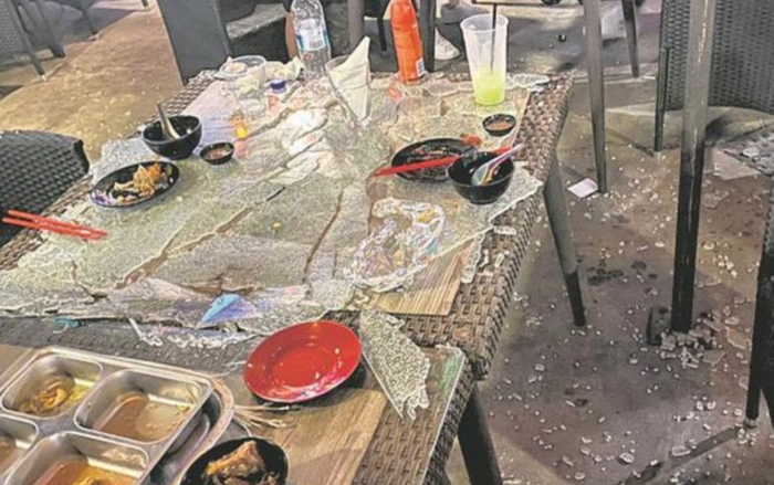 Bất ngờ bị mảnh thủy tinh dính khắp người khi ngồi ăn, thái độ của chủ nhà hàng gây phẫn nộ Ảnh 2